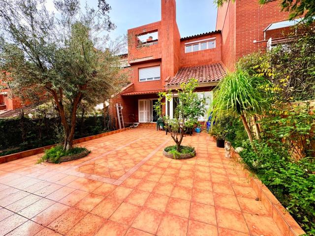 Casa adosada en venta en Sant Boi de Llobregat, Marianao. CASA CAN CARRERAS EN UBICACIÓN INMEJORABLE. Casas adosadas Sant Boi de.