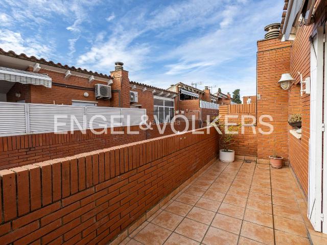 Casa adosada en venta en Sant Boi de Llobregat, Vinyets Molí Vell. Tu refugio de paz en el corazón de Sant Boi Casa con terrazas, parking y encanto. Casas adosadas Sant Boi de.