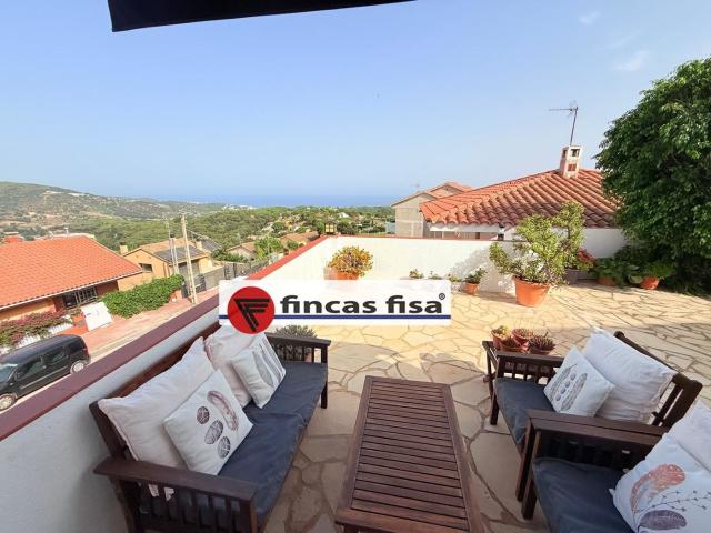 Casa adosada en venta en Sant Cebrià de Vallalta. Magnífica casa con vistas al mar y la montaña. Casas adosadas Sant Cebrià de.