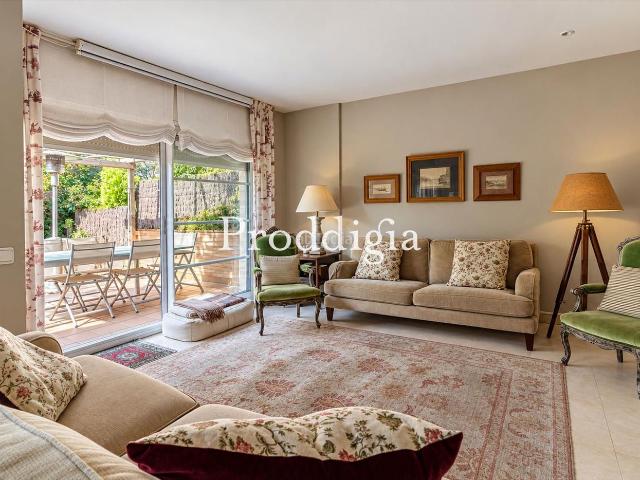 Casa adosada en venta en Sant Cugat del Vallès, Mira sol. Casa adosada esquinera con fantástica zona comunitaria con 2 piscinas. Casas adosadas Sant Cugat del.