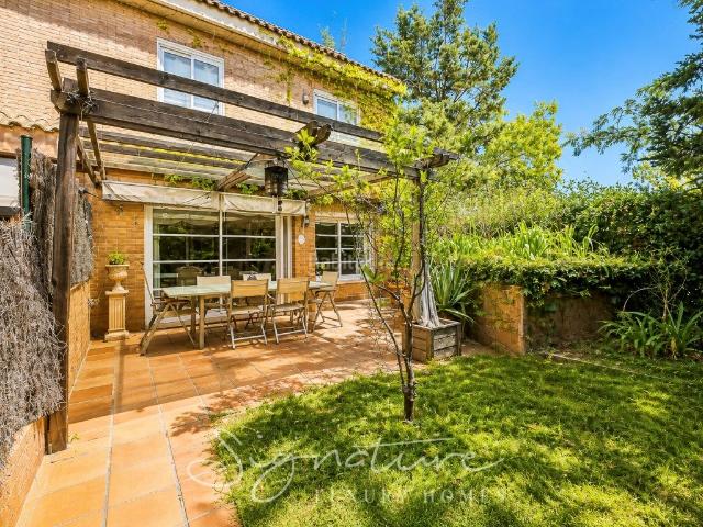 Casa adosada en venta en Sant Cugat del Vallès, Mira sol. Exclusiva adosada esquinera con gran terraza, doble piscina, solárium en Mirasol Sant Cugat. Casas adosadas Sant Cugat del.