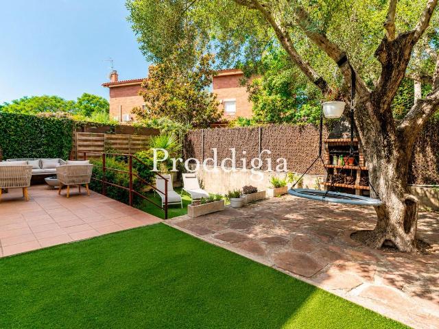 Casa adosada en venta en Sant Cugat del Vallès, Mira sol. Espectacular casa adosada en Mirasol esquinera totalmente reformada con gran jardín. Casas adosadas Sant Cugat del.