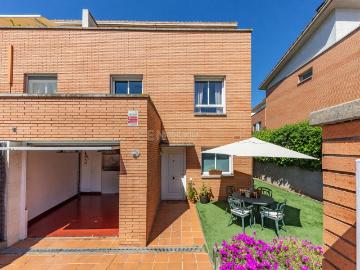 Casa adosada en venta en Sant Cugat del Vallès, Mira sol. Luminoso chalet esquinero en Sant Cugat del Vallès. Casas adosadas Sant Cugat del.
