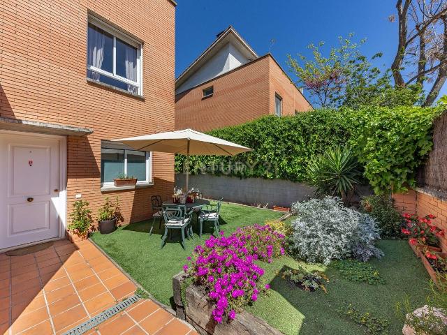 Casa adosada en venta en Sant Cugat del Vallès, Mira sol. Luminoso chalet esquinero en Sant Cugat del Vallès. Casas adosadas Sant Cugat del.
