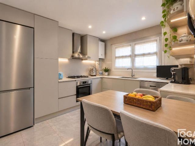 Casa adosada en venta en Sant Cugat del Vallès, Colomer. Casa adosada en Parc CentralEl Colomer con piscina comunitaria y garaje. Casas adosadas Sant Cugat del.