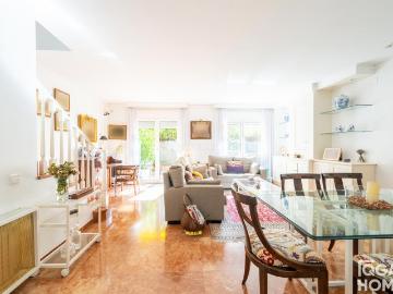 Casa adosada en venta en Sant Cugat del Vallès, Colomer. Casa adosada en Parc CentralEl Colomer con piscina comunitaria y garaje. Casas adosadas Sant Cugat del.