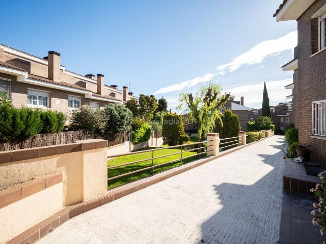 Casa adosada en venta en Sant Cugat del Vallès, Sant Domènec. àmplia casa adossada de 4 dormitoris amb jardí i piscina comunitàri. Casas adosadas Sant Cugat del.
