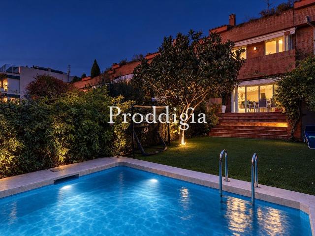 Casa adosada en venta en Sant Cugat del Vallès, Parc Central. Fantástica casa adosada amplia en Parc Central con piscina privada. Casas adosadas Sant Cugat del.