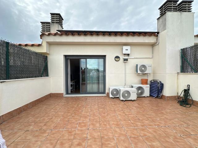 Casa adosada en venta en Sant Esteve Sesrovires. Casa adosada en Vinyes del Turó amplitud, privacidad y vida familiar con vistas. Casas adosadas Sant Esteve.