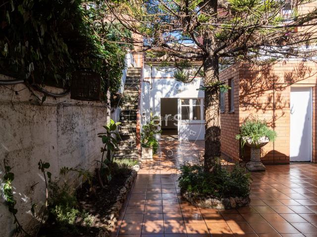 Casa adosada en venta en Sant Feliu de Llobregat, Centre Can Nadal. Casa con patio privado en el corazón de Sant Feliu de Llobregat. Casas adosadas Sant Feliu de.
