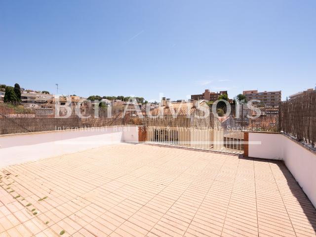 Casa adosada en venta en Sant Just Desvern, Centre. Fabulosa casa con gran terraza y garaje en el centro de Sant Just Desvern. Casas adosadas Sant Just.