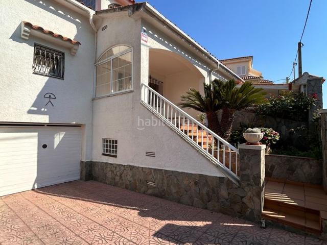 Casa adosada en venta en Sant Pere de Ribes, Mas d´En Serra Els Cards. Espaciosa casa familiar de 4 dormitorios y buena distribución con una bonita piscina en Mas Den Serra. Casas adosadas Sant.