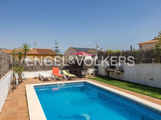 Casa adosada en venta en Sant Pere de Ribes, Mas d´En Serra Els Cards. Gran casa pareada con varios niveles muy luminosa ubicada en Mas den Serra. Casas adosadas Sant Pere de.