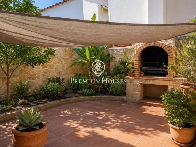Casa adosada en venta en Sant Pere de Ribes, Centre. Pareado con patio en el centro. Casas adosadas Sant Pere de.