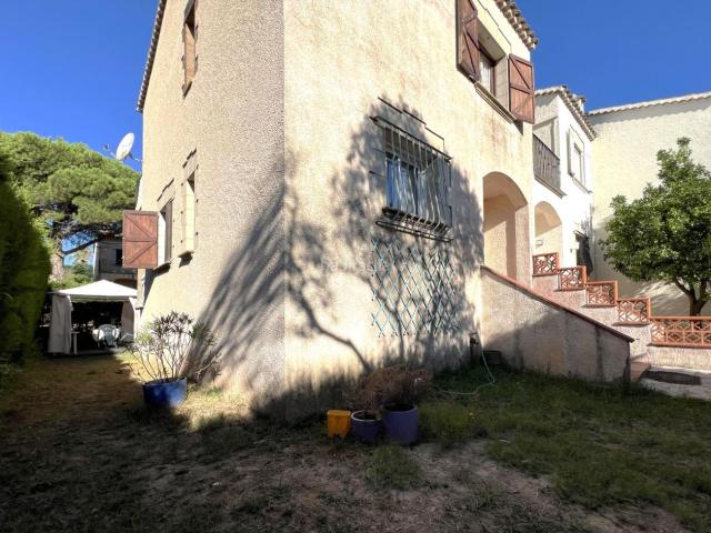 Casa adosada en venta en Sant Pere Pescador Costa Brava. Casa adosada esquinera con jardín a pocos metros del mar. Casas adosadas Sant Pere.