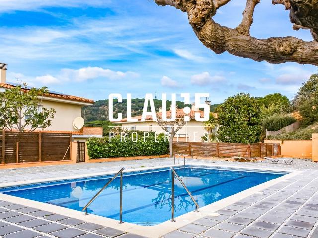 Casa adosada en venta en Sant Pol de Mar, Urbanitzacions. Casa en venta con piscina y vistas al mar en Sant Pol de Mar, ubicación privilegiada. Casas adosadas Sant Pol de.