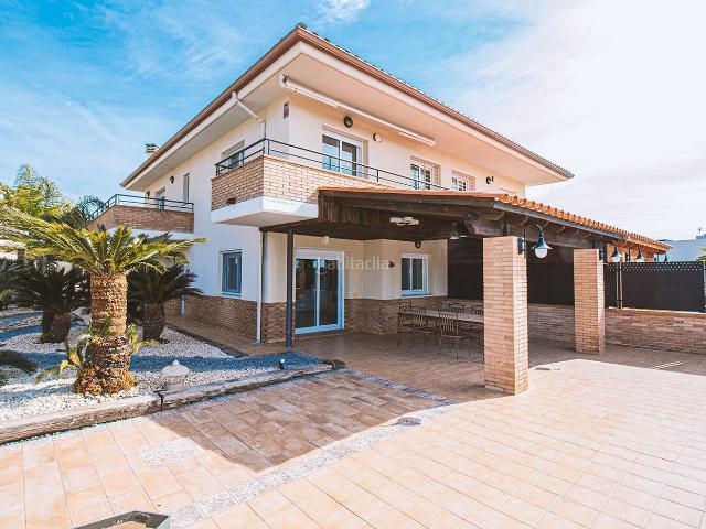 Casa adosada en venta en Sant Pol de Mar, Urbanitzacions. Amplia casa pareada de 267 m² con jardín, gran garaje y piscina en Sant Pol de Marr. Casas adosadas Sant Pol de.