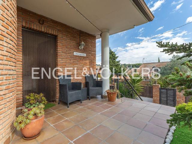 Casa adosada en venta en Sant Quirze del Vallès, Les Fonts. Casa en les Fonts de Sant Quirze con gran jardín, piscina y placas solares. Casas adosadas Sant Quirze del.