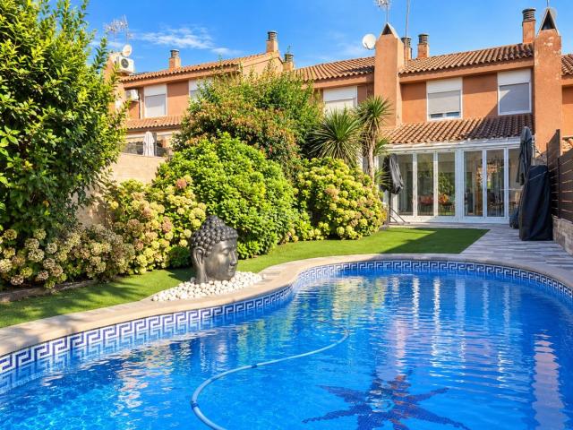 Casa adosada en venta en Sant Quirze del Vallès, Sant Quirze Parc Vallsuau Castellet. Casa con piscina privada, jardín y sol todo el día en Sant Quirze Park. Casas adosadas Sant Quirze del.