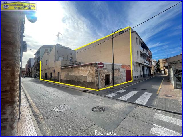 Casa adosada en venta en Santomera. Casa en esquina con terreno para reformar o edificar en Santomera. Casas adosadas.