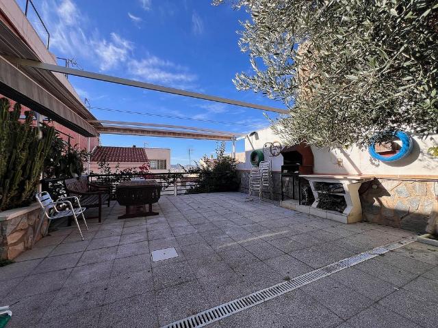Casa adosada en venta en calle De Wilson, Santa Coloma de Gramanet, de 375 m² 5 habitaciones por 650.000