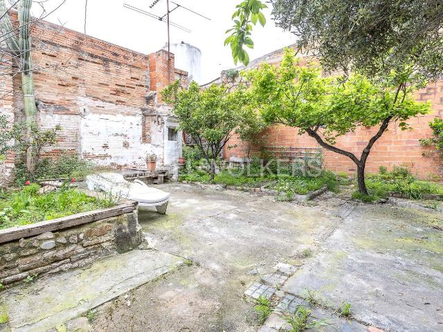 Casa adosada en venta en Santa Coloma de Gramenet, Centre. Casa para rehabilitar con jardín y cerca de todos los servicios. Casas adosadas Santa Coloma de.