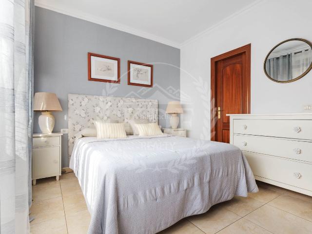 Casa adosada en venta en Santa Cruz de Tenerife, El Sobradillo. Espectacular chalet adosado con gran terraza y barbacoa en Calle Aires de Lima. Casas adosadas Santa Cruz de.