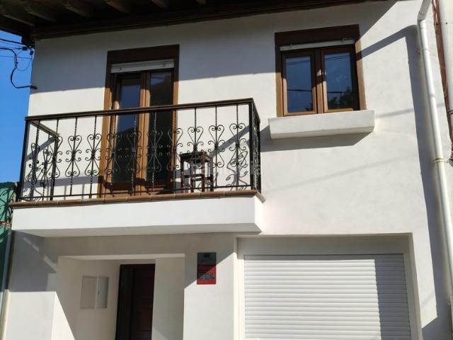Casa adosada en venta en Santa Cruz de Bezana, Mompia. Presentamos oportunidad única para adquirir una casa adosada TOTALMENTE REFORMADA en Mortera, una localidad que combina la tranqui. Casas.
