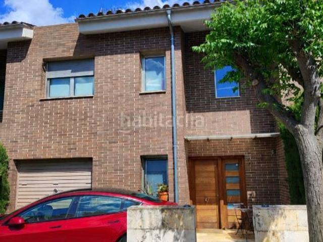 Casa adosada en venta en Santa Eulàlia de Ronçana. Casa con jardin acabados calidad y placas solares. Casas adosadas Santa Eulàlia de.