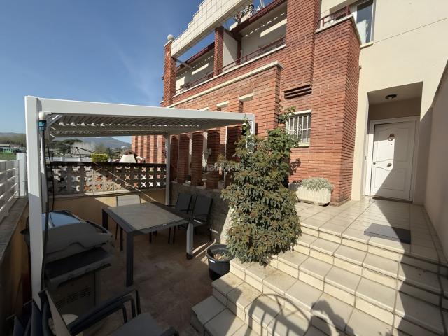 Casa adosada en venta en Santa Eulàlia de Ronçana. CASA ADOSADA EN EL CENTRO DEL PUEBLO!. Casas adosadas Santa Eulàlia de.