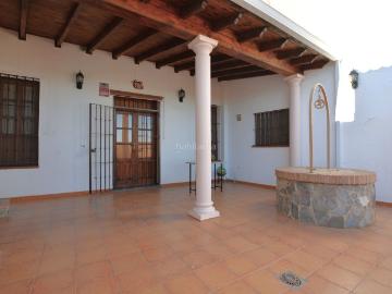 Casa adosada en venta en Santa Olalla del Cala. PREMIERE SERVICIOS INMOBILIARIOS le ofrece espectacular edificio muy bien ubicado e ideal para alquiler rural. Casas adosadas Santa Olalla del.