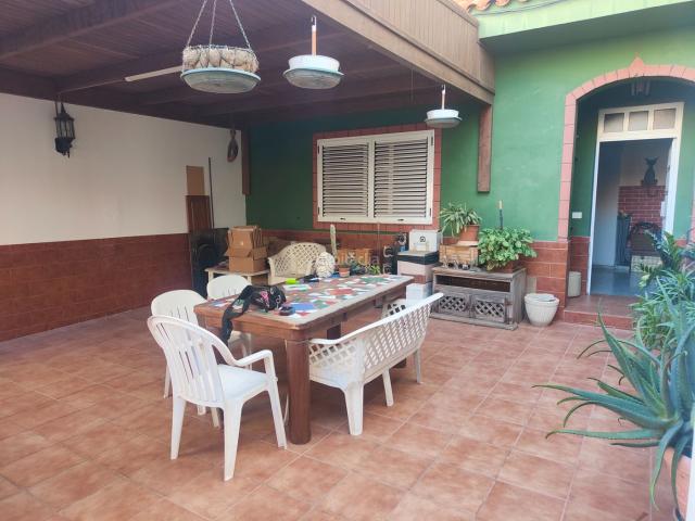 Casa en venta en Santa Lucía de Tirajana, Vecindario El Doctoral Cruce de Sardina. OPORTUNIDAD EN VECINDARIO: 197 m², TERRAZAS Y GARAJE PRIVADO. Casas Santa Lucía de.