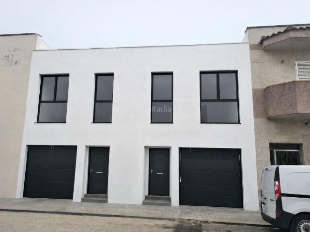 Casa adosada en venta en Santa Margarida i els Monjos, Els Monjos. Obra nueva terminada en Els Monjos · Diseño exclusivo y estilo moderno. Casas adosadas Santa Margarida i els.