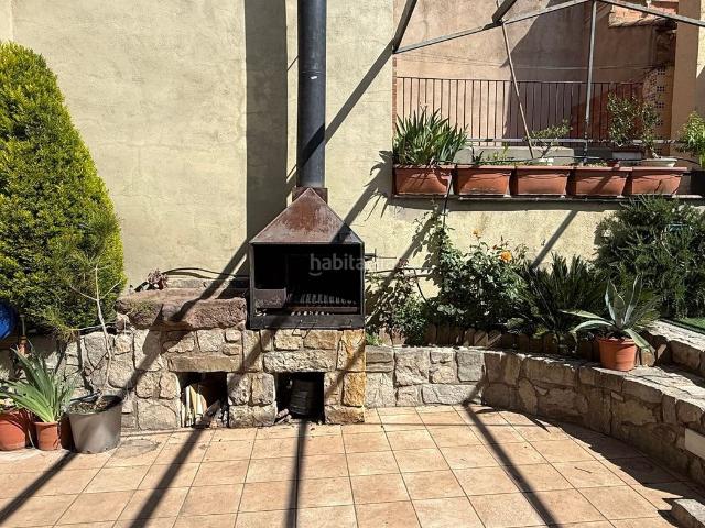 Casa adosada en venta en Santa Maria d´Oló. Casa de pueblo reformada con patio de 68 m y cobertizo de piedra en Raval Santa Eulàlia Santa Maria dOló. Casas adosadas Santa Maria.