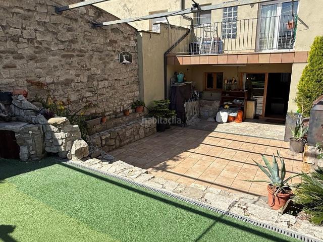 Casa adosada en venta en Santa Maria d´Oló. Casa de pueblo reformada con patio de 68 m y cobertizo de piedra en Raval Santa Eulàlia Santa Maria dOló. Casas adosadas Santa Maria.