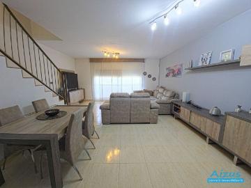 Casa adosada en venta en Santa Perpètua de Mogoda. Acogedora Casa Adosada con local y garaje. Casas adosadas Santa Perpètua de.