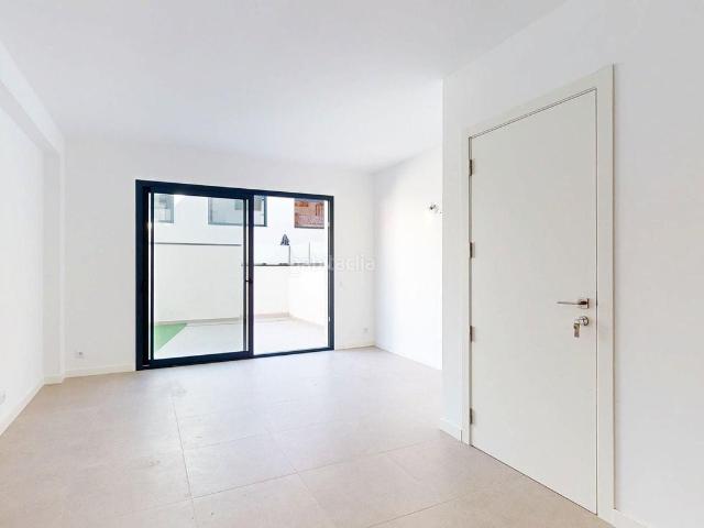 Casa adosada en venta en Santa Perpètua de Mogoda. Casa de obra nueva con patio y eficiencia energética A en el centro de Santa Perpètua. Casas adosadas Santa Perpètua de.