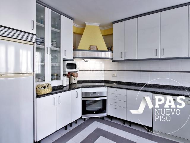 Casa adosada en venta en Santander, Peñacastillo Nueva Montaña. Peñacastillo, Santander. Excepcional chalet en venta con 4 dormitorios y 2 baños en urbanización privada. Con garaje. Casas adosadas.