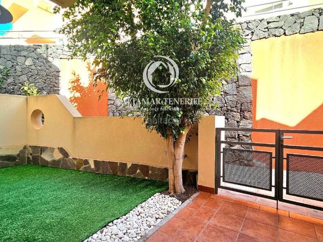 Casa adosada en venta en Santiago del Teide, Puerto de Santiago. Elegante adosado con vistas al océano. Casas adosadas Santiago del.