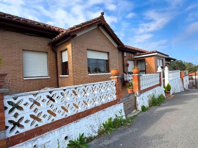 Casa adosada en venta en Santillana del Mar. Casa adosada con licencia turística con terraza, jardín y garaje cerrado. Casas adosadas Santillana del.