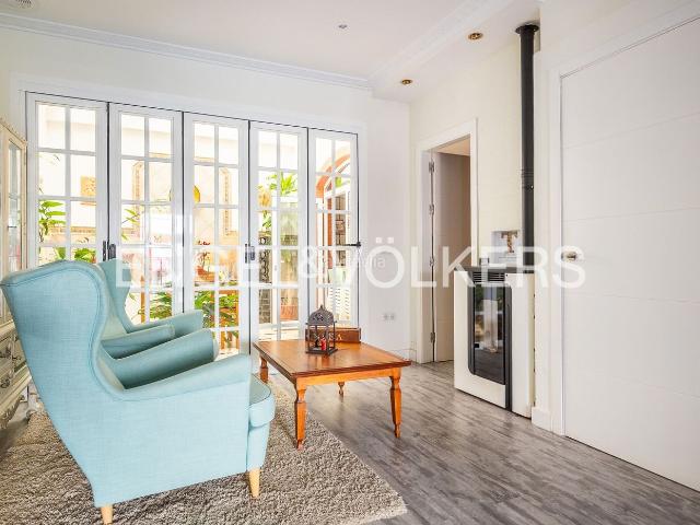 Casa adosada en venta en Santiponce. Amplia vivienda de dos plantas, llena de luz y posibilidades. Casas adosadas.