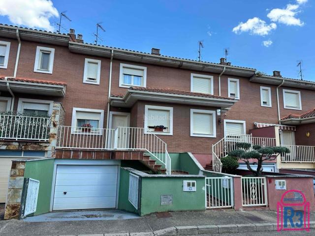 Casa adosada en venta en Sariegos. Casa con dormitorio en planta baja y bodega. Casas adosadas.