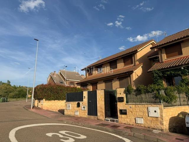 Casa adosada en venta en Sariegos. CHALET EN CARBAJAL DE LA LEGUA. Casas adosadas.