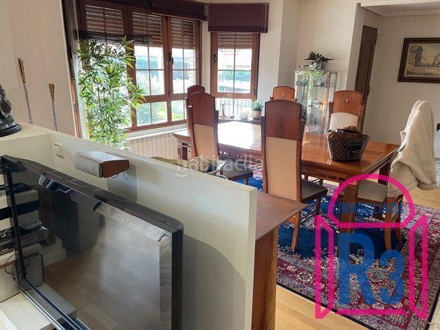 Casa adosada en venta en Sariegos. Chalet seminuevo con piscina climatizada. Casas adosadas.
