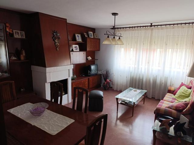 Casa adosada en venta en Sariñena. Amplio adosado con terraza, jardín y vistas despejadas en entorno tranquilo. Casas adosadas.