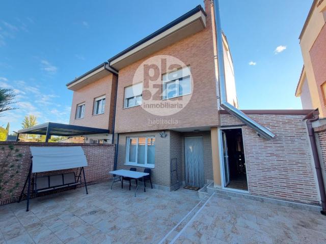 Casa adosada en venta en Sarracín. CASA CON JARDÍN, MERENDERO, GARAJE Y ÁTICO EN SARRACÍN. Casas adosadas.