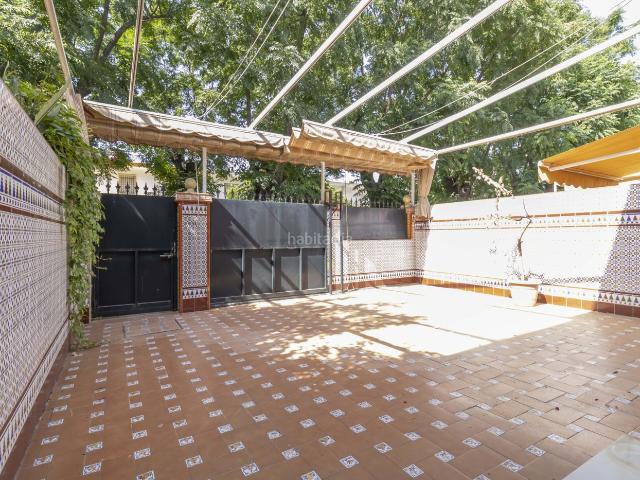 Casa adosada en venta en Sevilla, Tablada. CASA DE DOS PLANTAS CON PATIO A LA VENTA EN TABLADA. Casas adosadas.