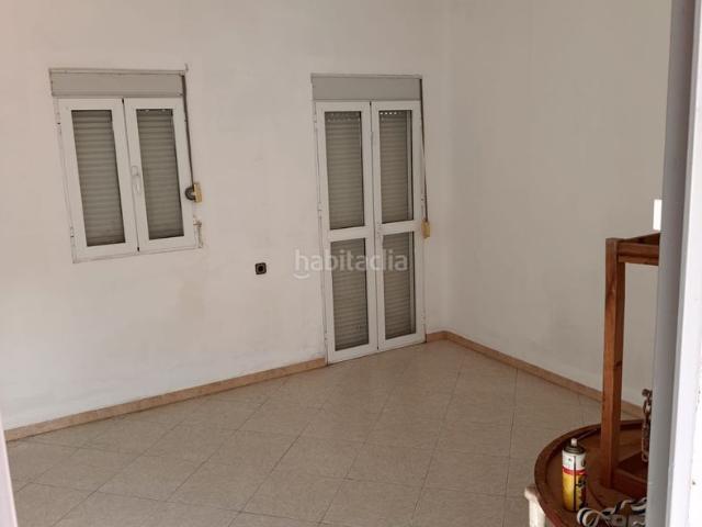 Casa adosada en venta en Sevilla, Torreblanca. Amplio inmueble con patio y terraza edificable en Torreblanca Sevilla. Casas adosadas.