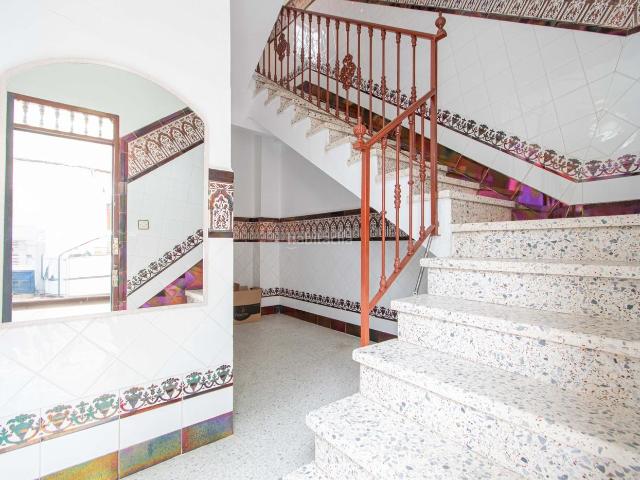 Casa adosada en venta en Sevilla, Torreblanca. Oportunidad única en Torreblanca! Inversión, vivienda familiar o negocio, todo en una sola propiedad. Casas adosadas.