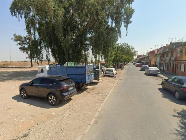 CASA ADOSADA EN VENTA EN SEVILLA. ACTIVO INMOBILIARIO SIN POSESIÓN, NO VISITABLE